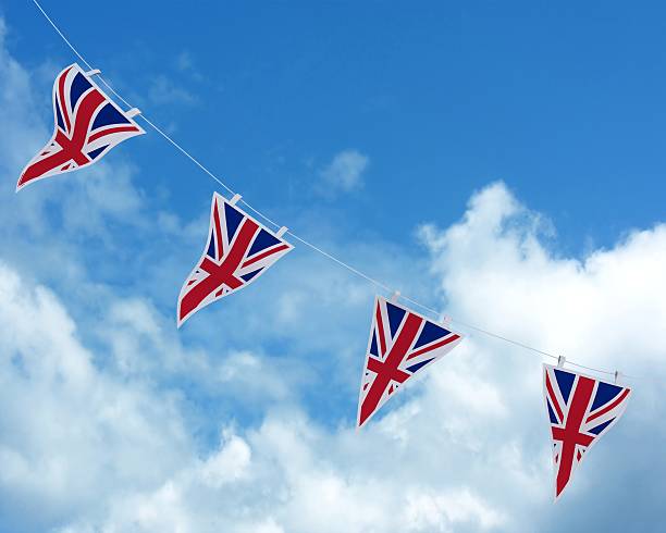 우니온 잭볼 장식용 깃발 및 배너 - british flag bunting flag english culture 뉴스 사진 이미지