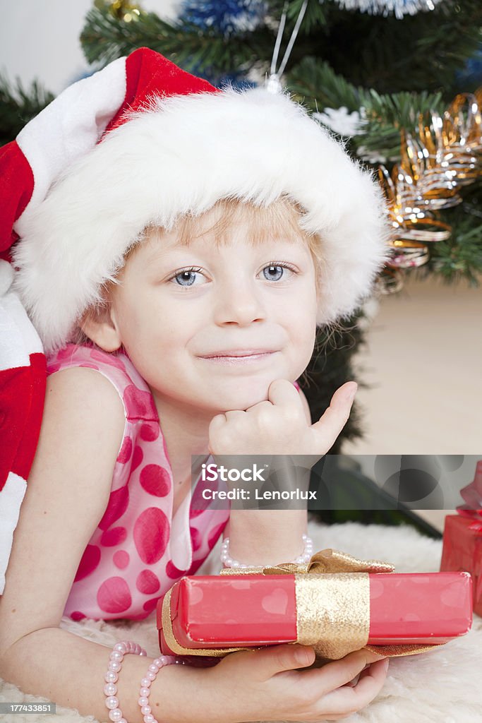 Petite fille dans un arbre Sapin de Noël - Photo de Beauté libre de droits