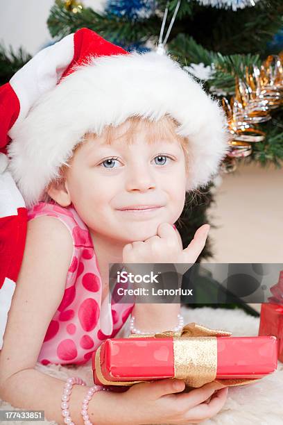 Photo libre de droit de Petite Fille Dans Un Arbre Sapin De Noël banque d'images et plus d'images libres de droit de Beauté - Beauté, Bonheur, Boîte