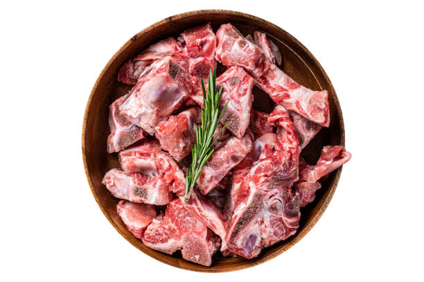 新鮮な生肉を木の皿にグーラッシュ用にさいの目に切った骨付き。白い背景に分離。 - chuck steak ストックフォトと画像
