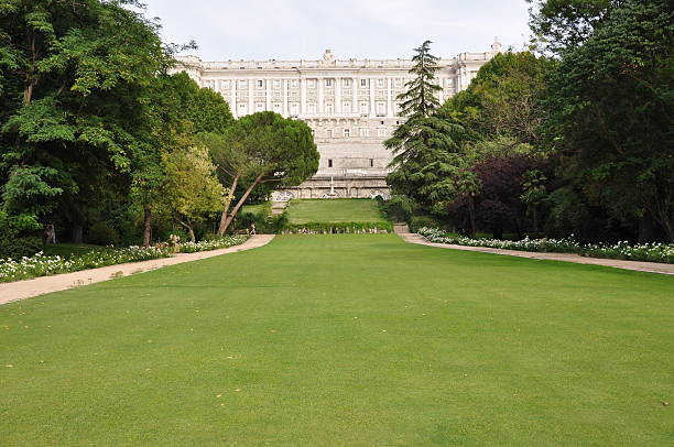 istock Royal Palace from Campo del Moro 177435124