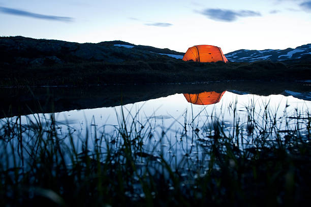 Iluminado barraca em the blue hour - foto de acervo