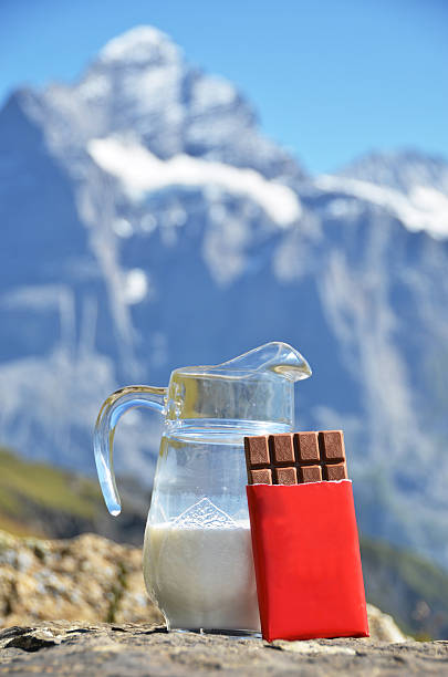 suíça de leite e chocolate contra pico da montanha. a suíça - milk european alps agriculture mountain imagens e fotografias de stock