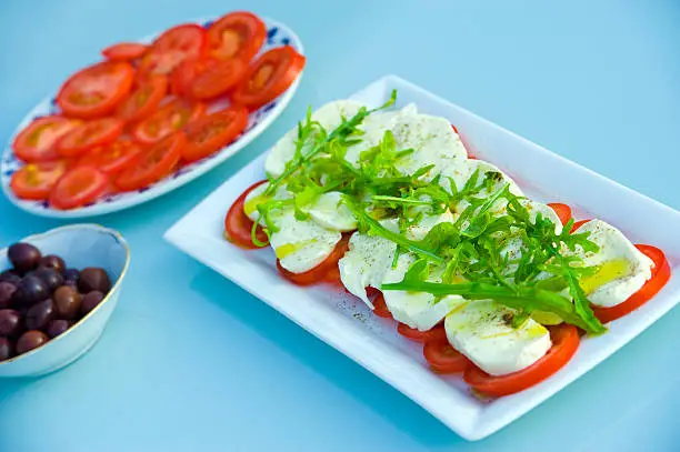 mozzarella with tomato and arugula