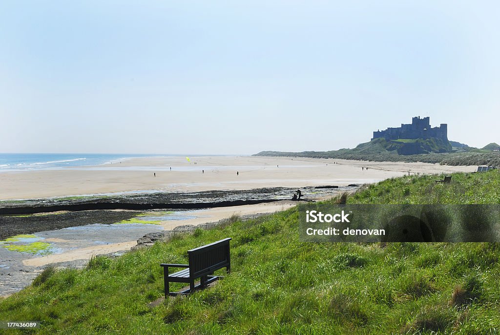 Castillo de Bamburgh y la playa - Foto de stock de Bamburgh libre de derechos