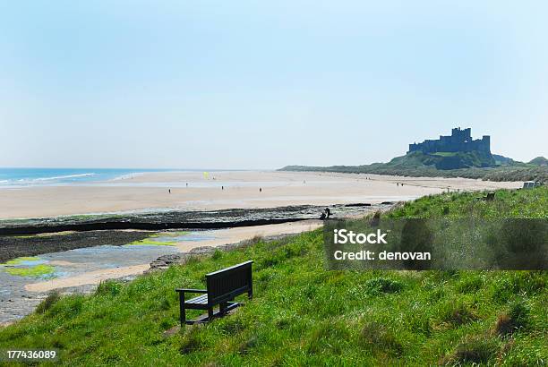 Castillo De Bamburgh Y La Playa Foto de stock y más banco de imágenes de Bamburgh - Bamburgh, Playa, Agua