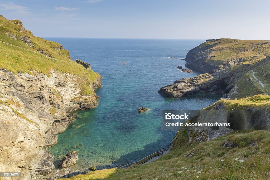 Tintagel bay costa della Cornovaglia Nord Blu cielo e mare - Foto stock royalty-free di Acqua