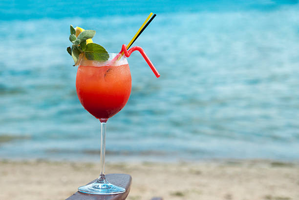 istock Cocktaile at the sea 177436435