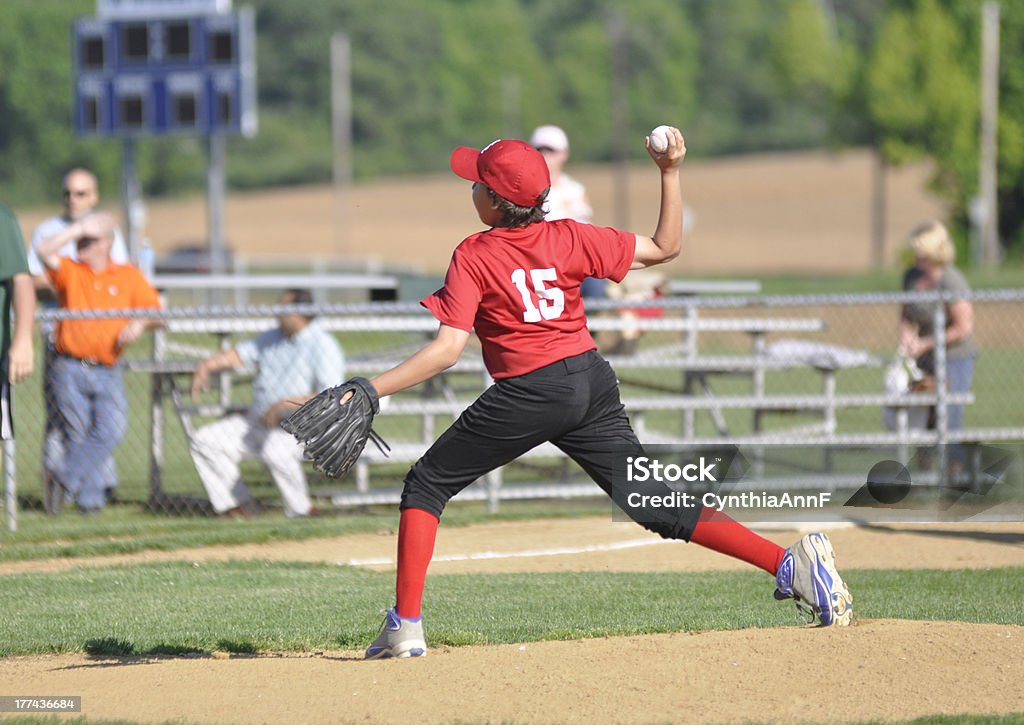 Ligue jeunes de baseball-Lanceur - Photo de Ligue jeunes de baseball et softball libre de droits