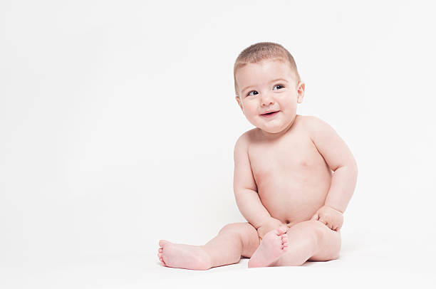 Engraçado bebê olhando para o lado - fotografia de stock