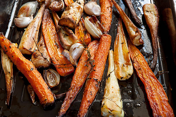 roasting морковь и parsnips с тимьян - parsnip vegetable winter food стоковые фото и изображения