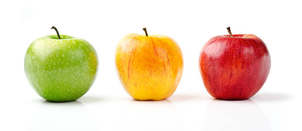 verde, amarillo y rojo manzanas - apple red delicious apple studio shot fruit fotografías e imágenes de stock