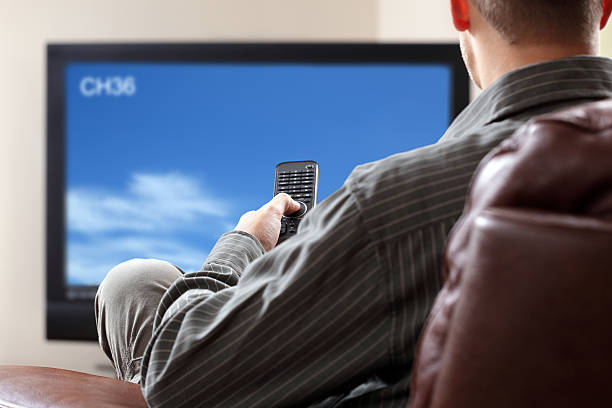 assistir tv - entertainment home interior electronics industry remote control - fotografias e filmes do acervo