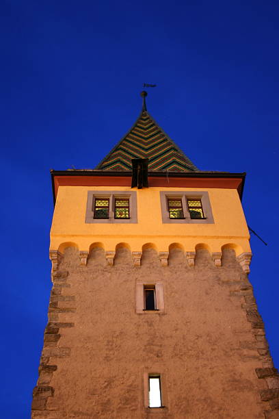 lindau, mangturm por la noche - seepromenade fotografías e imágenes de stock