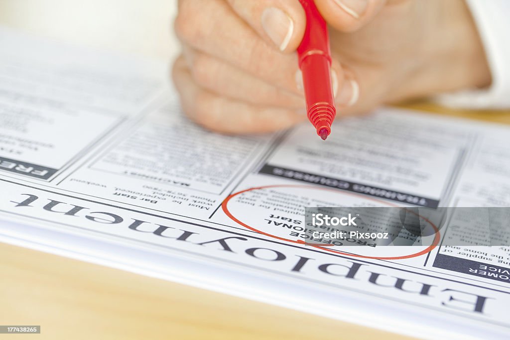 Ręka z czerwony długopis oznakowania pracy w gazecie - Zbiór zdjęć royalty-free (Koło - Figura dwuwymiarowa)