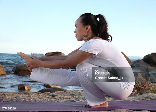 Foto de Yoga Na Praia e mais fotos de stock de Adulto - Adulto, Areia, Asiático e indiano