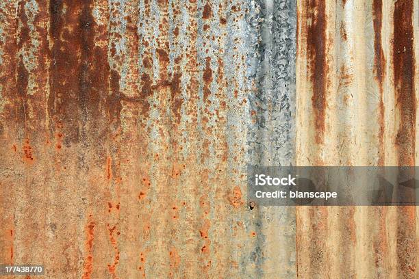 Rusty Pared Grunge De Zinc Foto de stock y más banco de imágenes de Abstracto - Abstracto, Acero, Agrietado