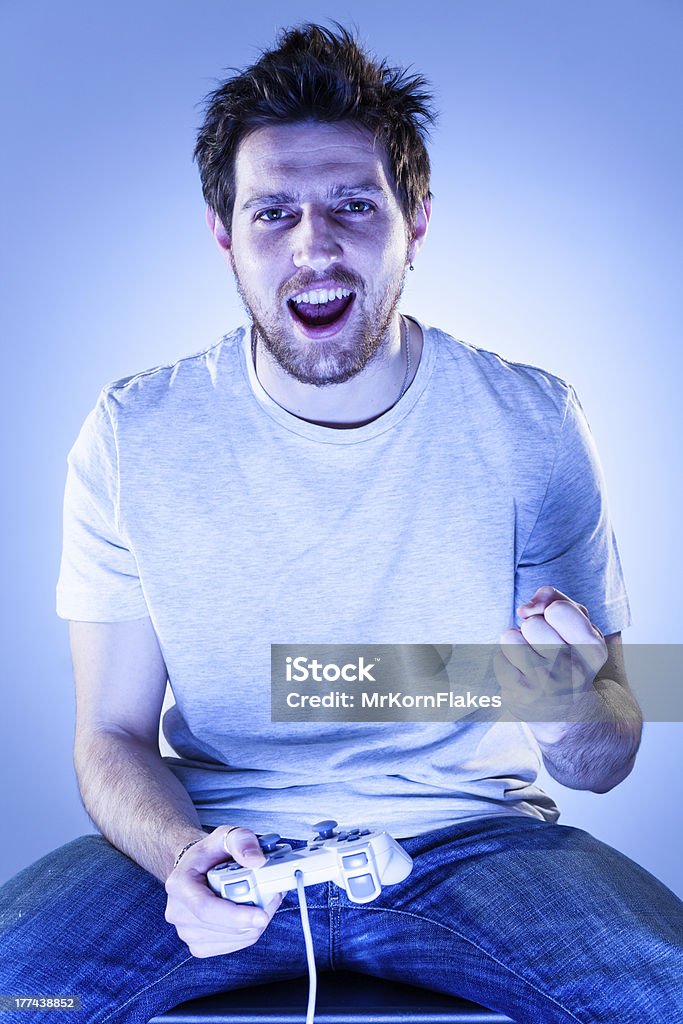 Gioia uomo con Gamepad - Foto stock royalty-free di Abbigliamento casual