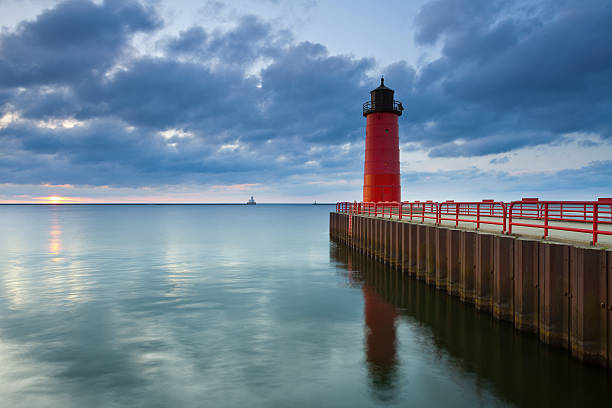 milwaukee farol. - lago michigan imagens e fotografias de stock