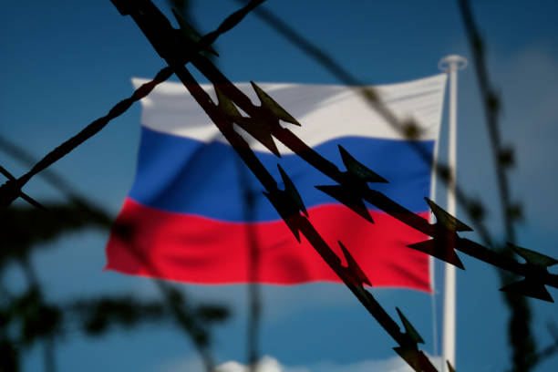 istock Russische Flagge hinter Stacheldraht 1774395583