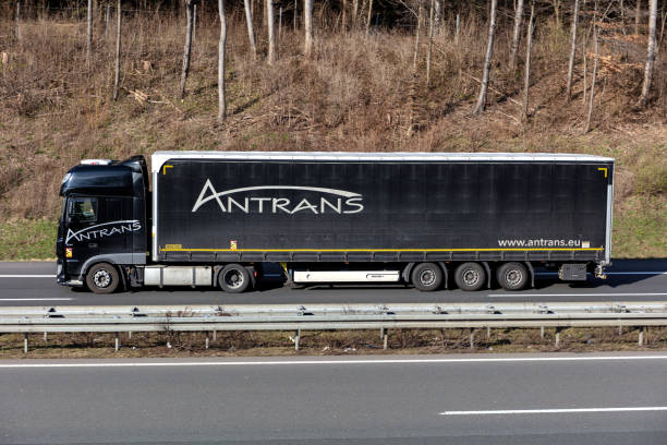 грузовик antrans daf xf с тентованным прицепом - xf стоковые фото и изображения