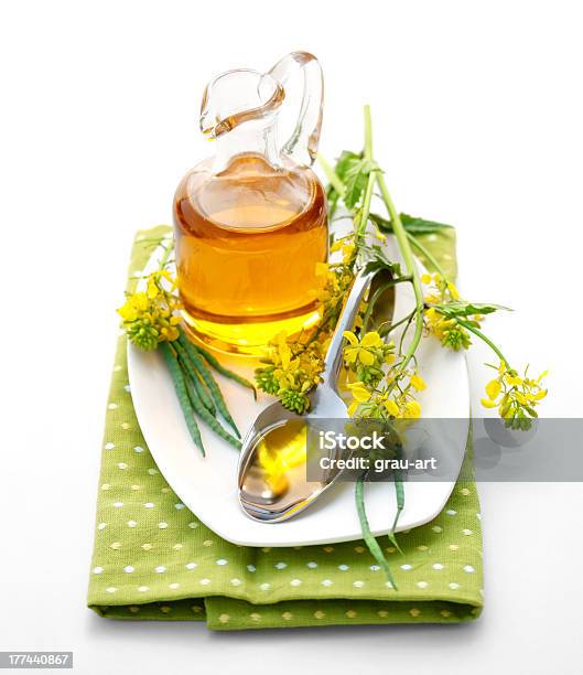 Óleo De Colza - Fotografias de stock e mais imagens de Óleo de canola - Óleo de canola, Alimentação Saudável, Amarelo