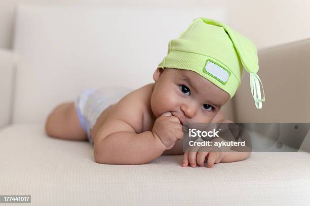 Foto de Bebê Menino Está Procurando e mais fotos de stock de 0-11 meses - 0-11 meses, Bebê, Bebês Meninos