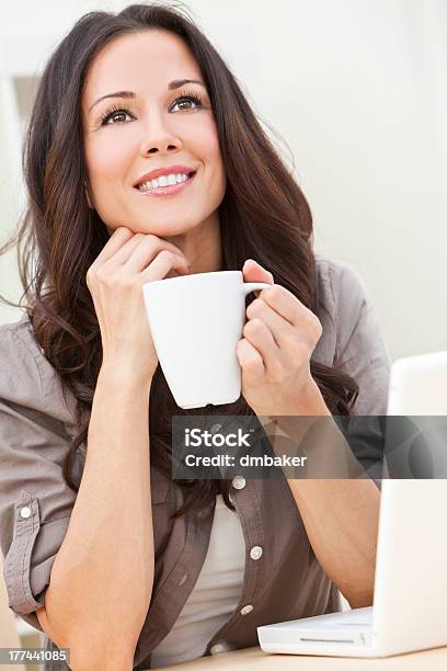 Schöne Frau Mit Einem Computer Und Trinken Tee Oder Kaffee Stockfoto und mehr Bilder von Attraktive Frau