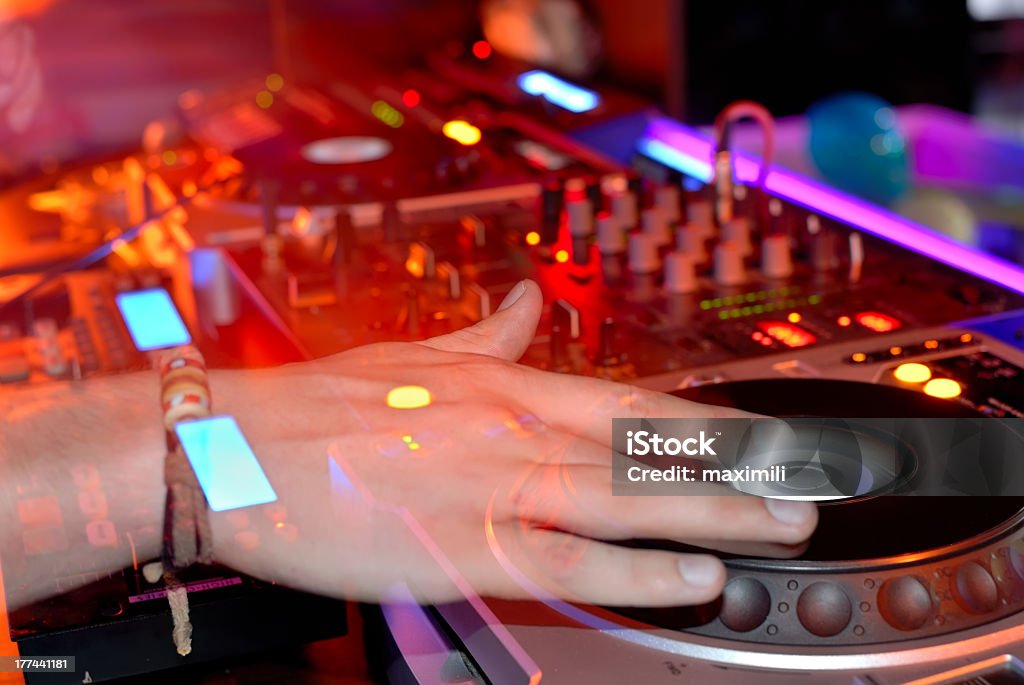 DJ s mains - Photo de Arranger libre de droits