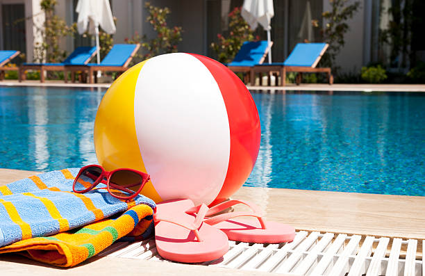 vacaciones de verano accesorios - al lado de la piscina fotografías e imágenes de stock