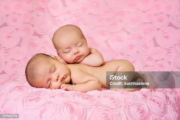 Photo libre de droit de Jumeaux Dizygotes Nouveauné Bébé Fille Dormir Sur Tissu Rose Rose banque d'images et plus d'images libres de droit de Jumeaux