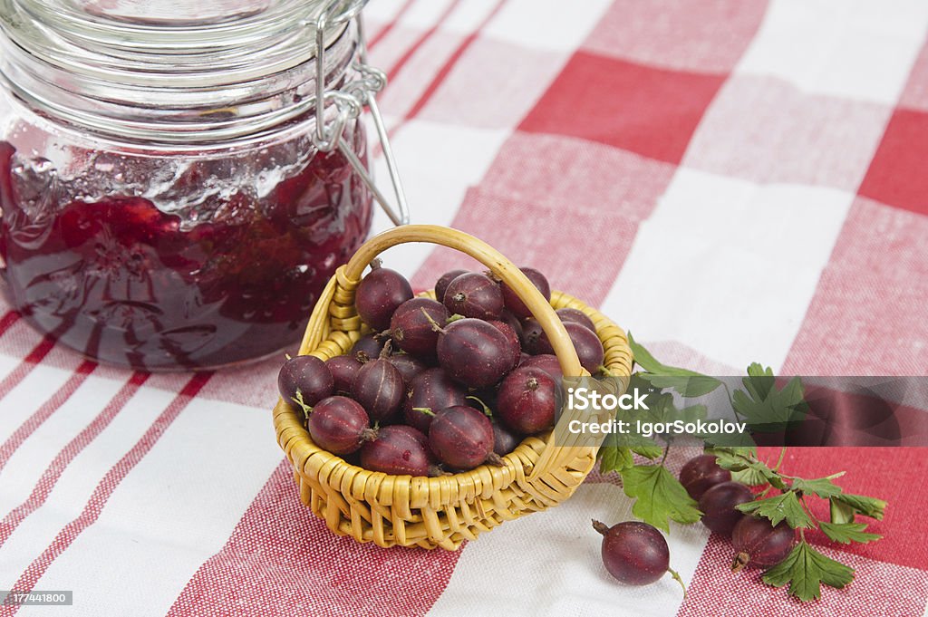 Panier avec des fruits rouges sur un rouge et de la confiture de Groseille à maquereau - Photo de Agriculture libre de droits