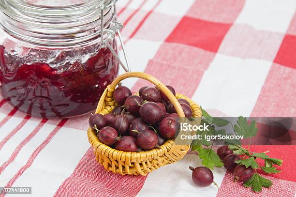 Cesto Con Bacche Rosso E Di Marmellata Di Uva Spina - Fotografie stock e altre immagini di Agricoltura