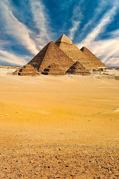 las pirámides de giza - pyramid of chephren fotografías e imágenes de stock