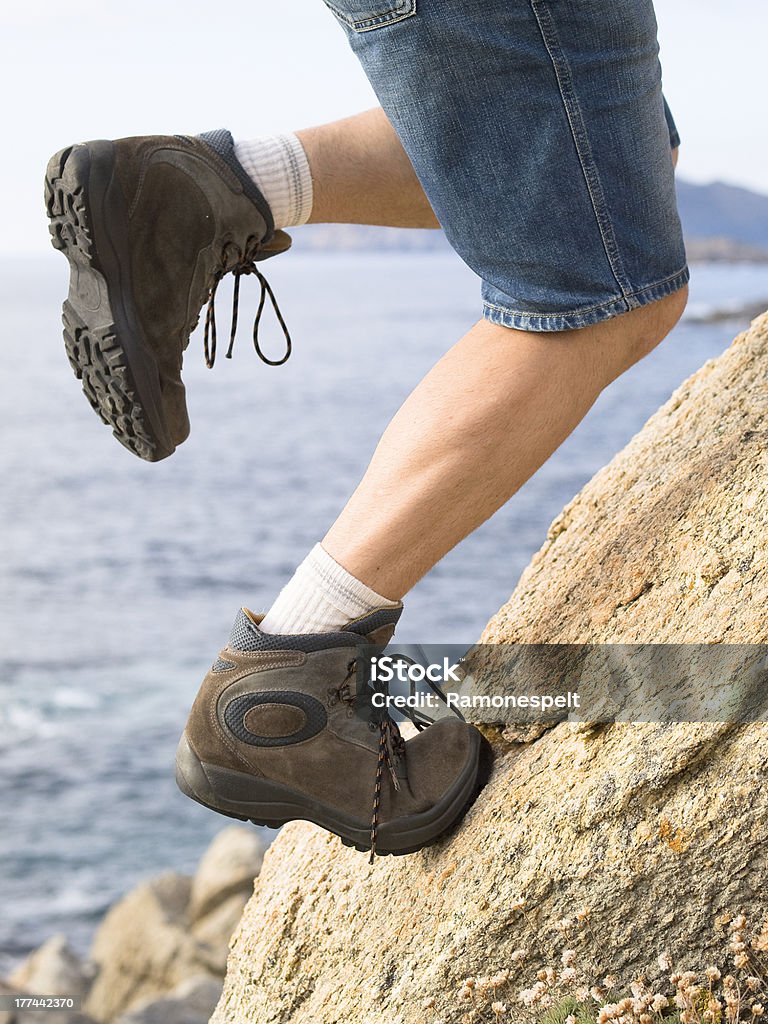 Man rock climbing a - Foto de stock de Aire libre libre de derechos