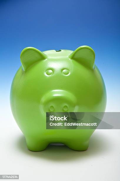 Foto de Green Piggy Bank Ou Dinheiro Da Caixa e mais fotos de stock de Brinquedo - Brinquedo, Cerâmica - Artesanato, Cofre de porquinho