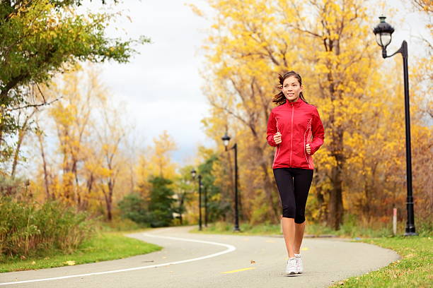 automne-femme jogging courir en automne - cross coat photos et images de collection