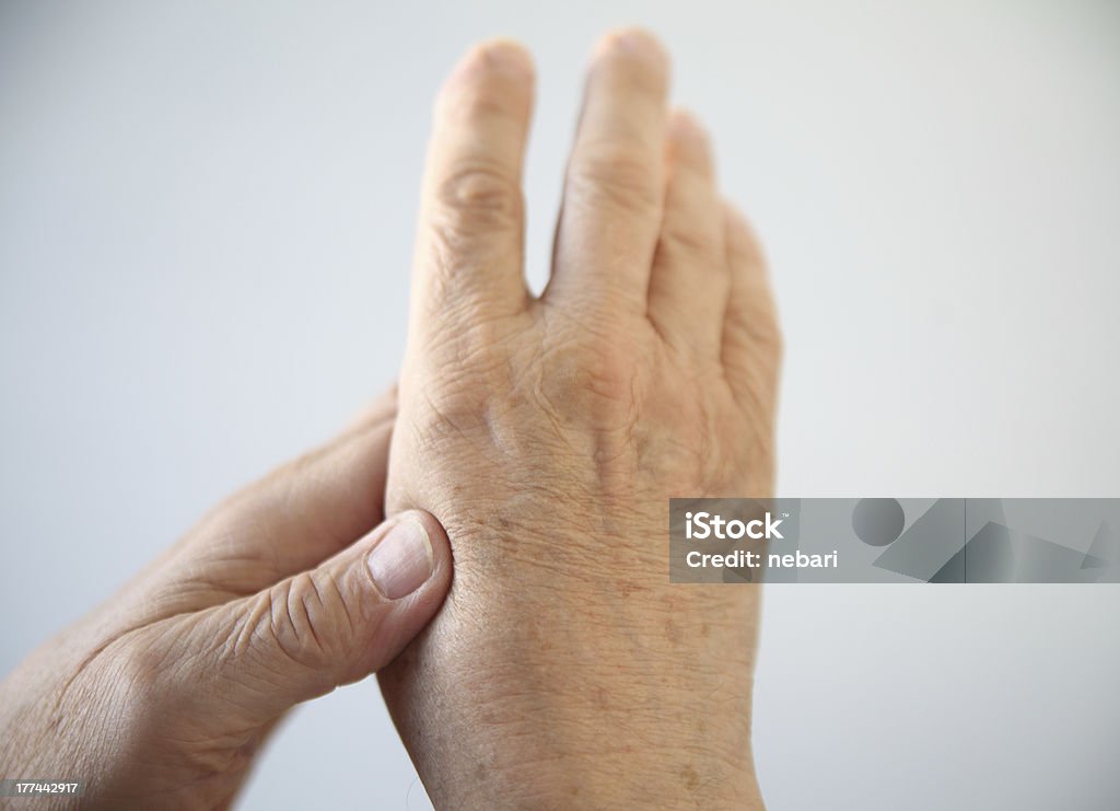 Mann mit Schmerzen hand - Lizenzfrei Alt Stock-Foto