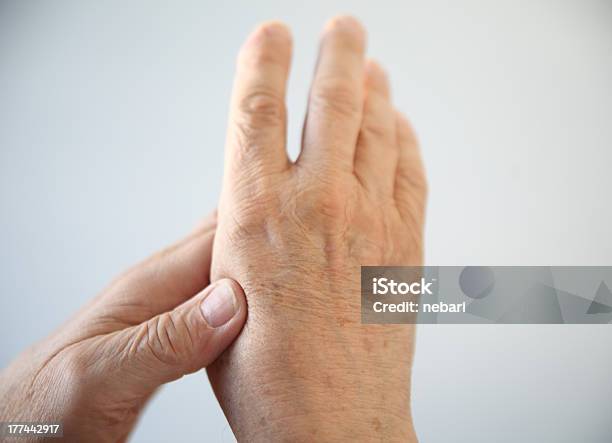 Mann Mit Schmerzen Hand Stockfoto und mehr Bilder von Alt - Alt, Alter Erwachsener, Daumen