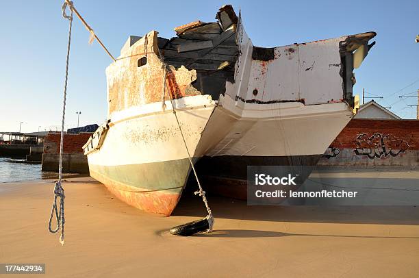 Foto de Perder e mais fotos de stock de Antigo - Antigo, Areia, Barco pesqueiro