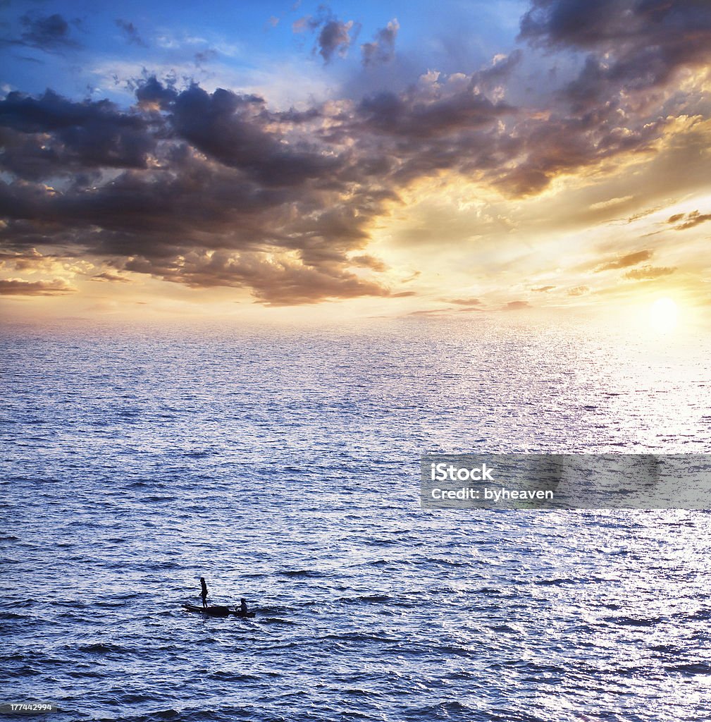 Fisherman barcos pegar peixes ao pôr-do-sol - Foto de stock de Varkala royalty-free