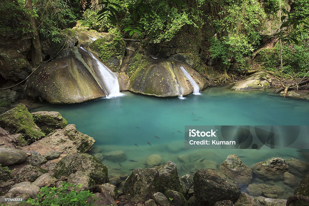 Cascada bajo vías - Foto de stock de Agua libre de derechos