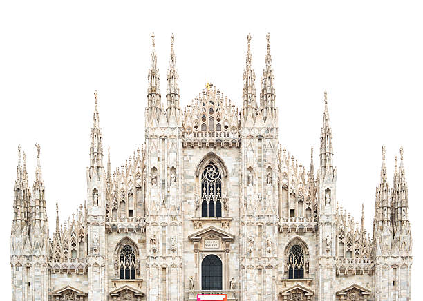 cúpula de la catedral de milán la parte superior frontal, aislado en blanco. italia, europa - catedral fotografías e imágenes de stock