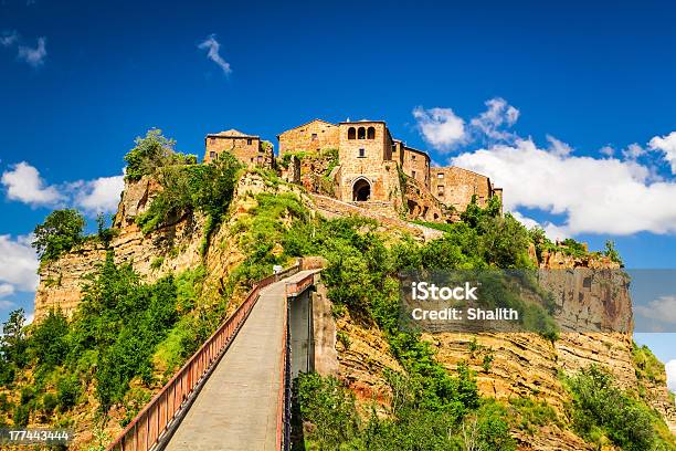 Вид На Город Bagnoregio Тоскана — стоковые фотографии и другие картинки Без людей - Без людей, Большой город, Весна