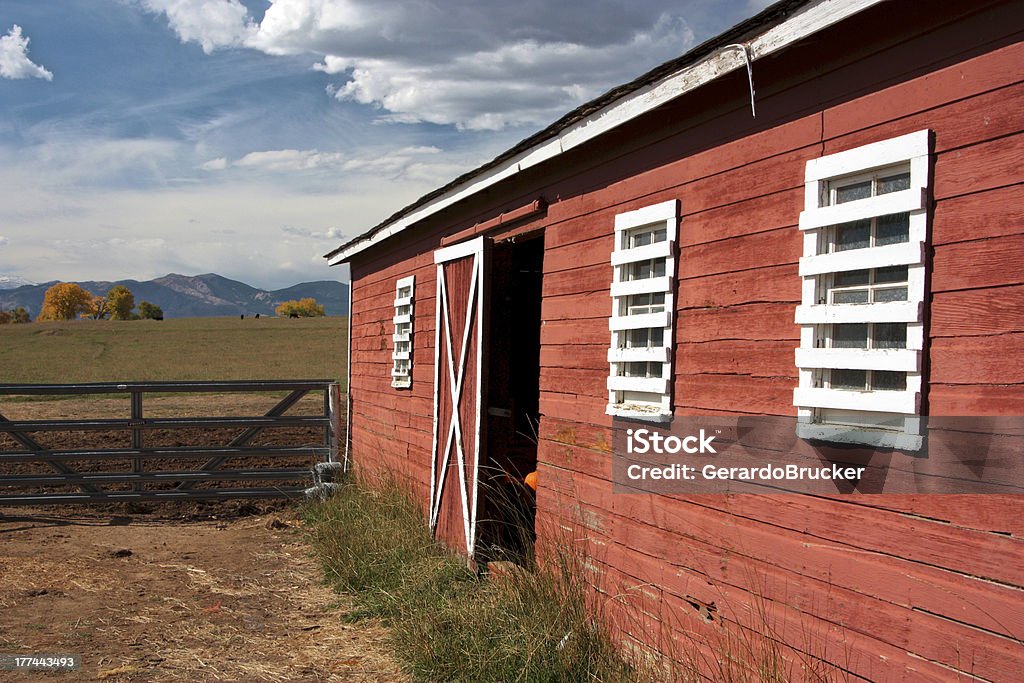 Red Barn Side View Stock Photo - Download Image Now - Longmont