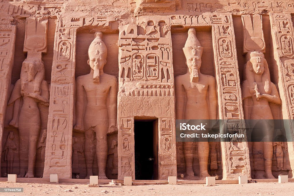 ハトホル神殿にアブシンベル（エジプト） - アブシンベルのロイヤリティフリーストックフォト