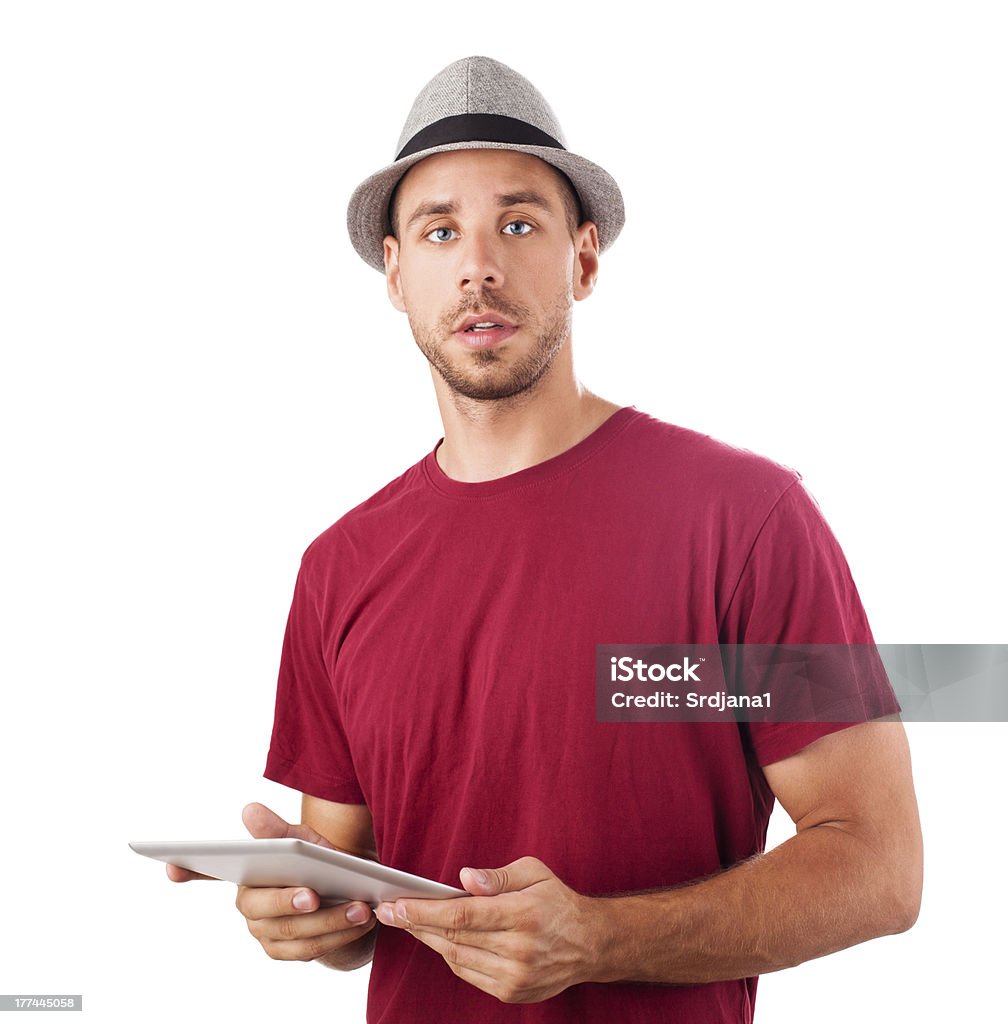 Przystojny mężczyzna z kapelusza, przeglądanie Internetu na tablet PC - Zbiór zdjęć royalty-free (20-29 lat)