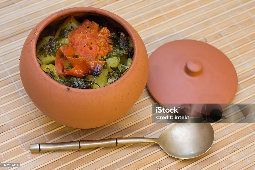 Carne horneado con verduras - Foto de stock de Al horno libre de derechos