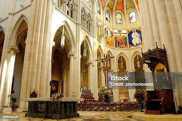 Cattedrale Di Almudena Madrid Altare - Fotografie stock e altre immagini di Galleria d'arte - Galleria d'arte, Madrid, Ambientazione interna