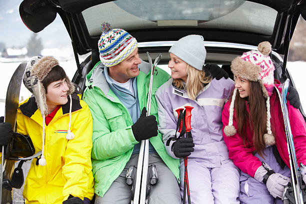 adolescente famiglia seduto in avvio di auto con gli sci - snowboarding snowboard women teenager foto e immagini stock